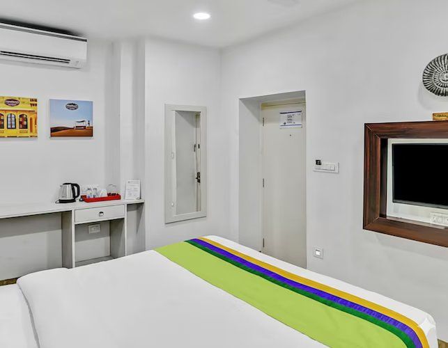 Hotel Hinduja Fort Deluxe Room