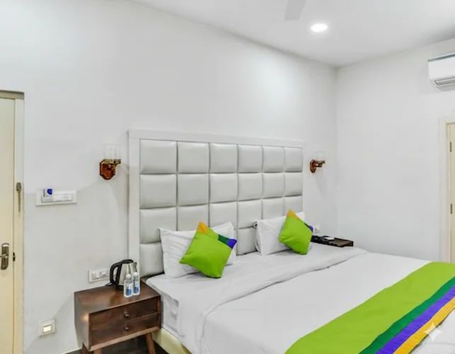 Hotel Hinduja Fort Deluxe Room 4