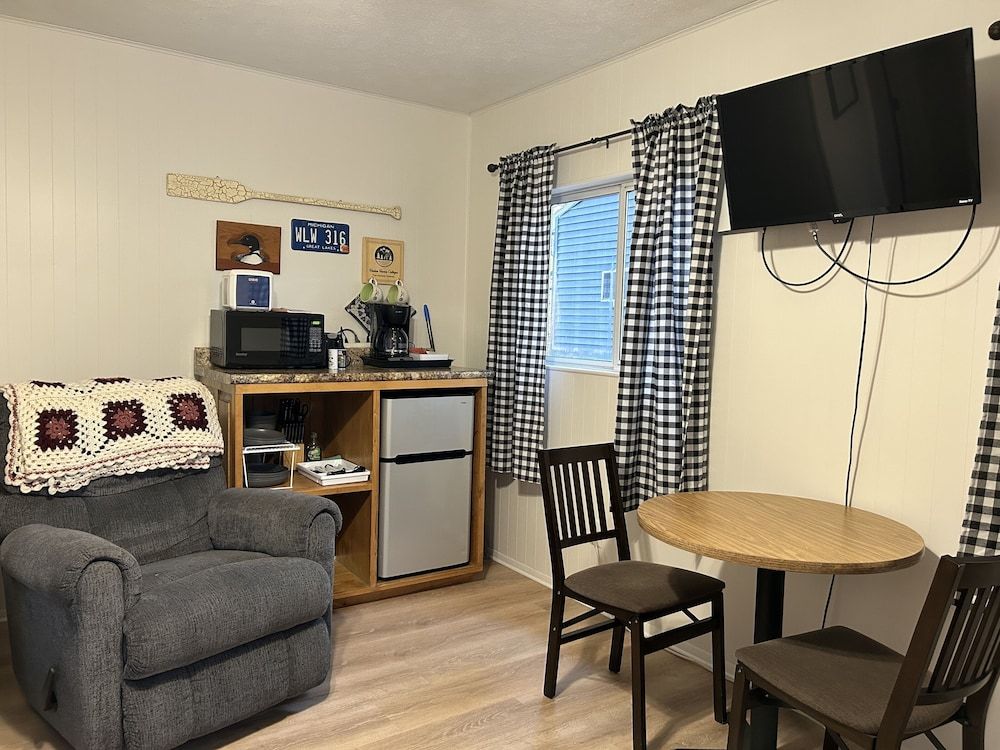 Hidden Haven Cottages Cottage #8 Michigan Summer, 1 Bedroom 5
