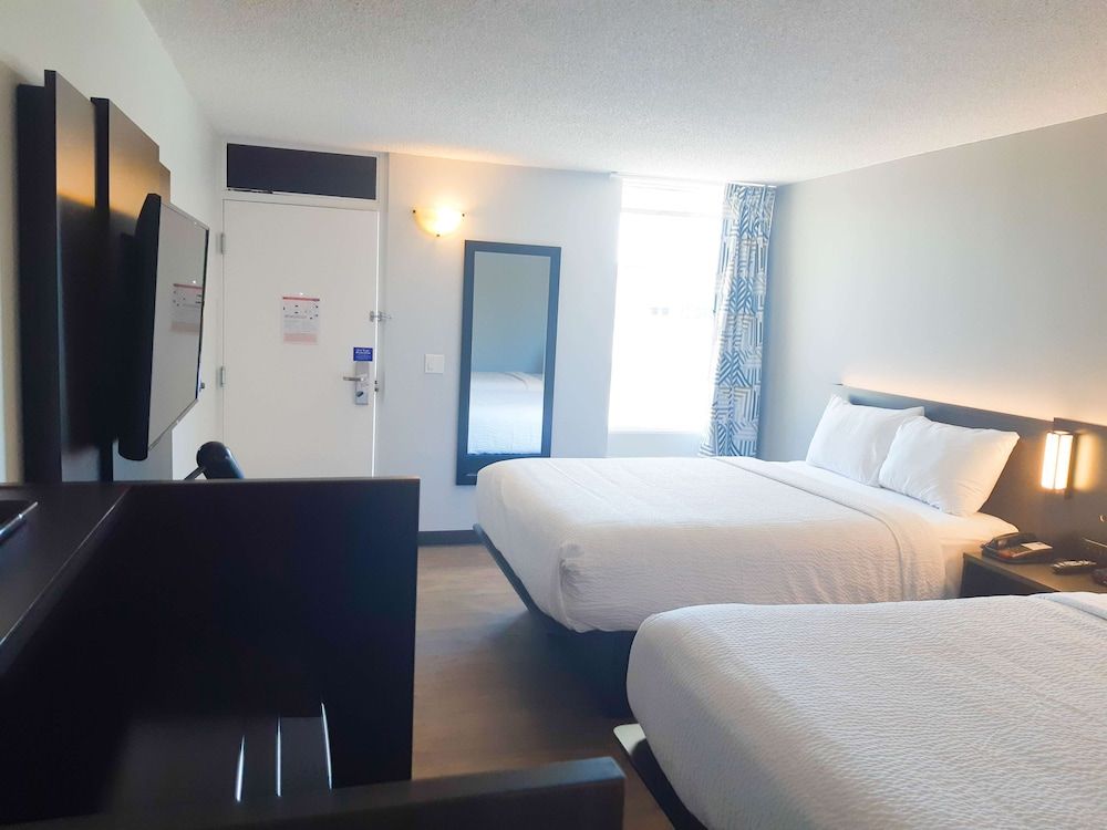 Motel 6 Brooks, AB Deluxe Room, 2 Queen Beds, Non Smoking, Refrigerator & Microwave 4