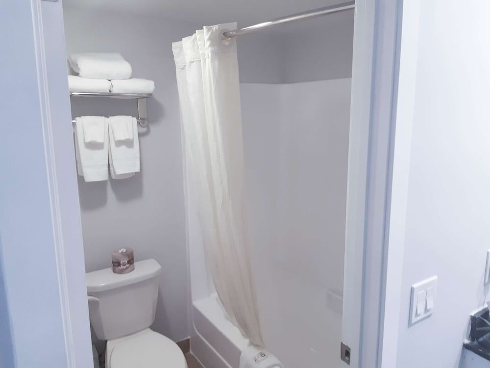 Motel 6 Brooks, AB Deluxe Room, 2 Queen Beds, Non Smoking, Refrigerator & Microwave 14