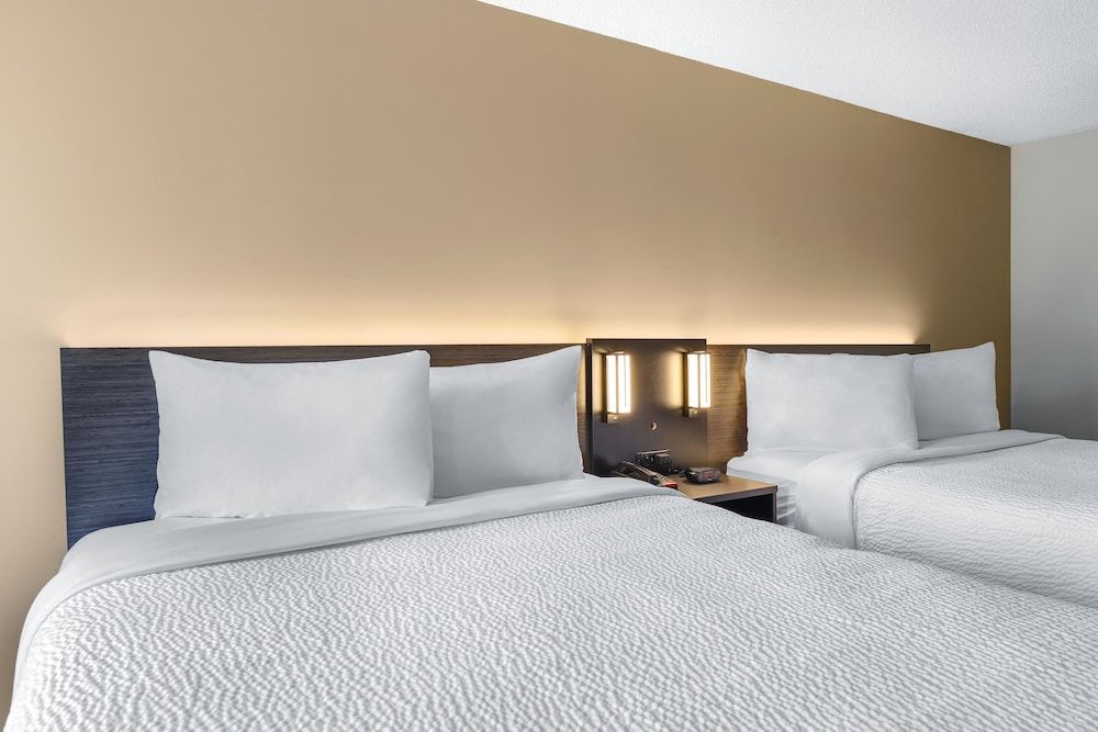 Motel 6 Brooks, AB Deluxe Room, 2 Queen Beds, Non Smoking, Refrigerator & Microwave 9