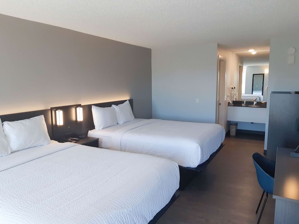 Motel 6 Brooks, AB Deluxe Room, 2 Queen Beds, Non Smoking, Refrigerator & Microwave 2