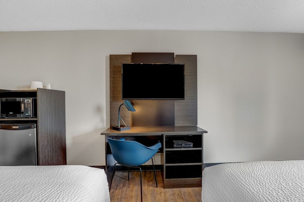 Motel 6 Brooks, AB Deluxe Room, 2 Queen Beds, Non Smoking, Refrigerator & Microwave 10