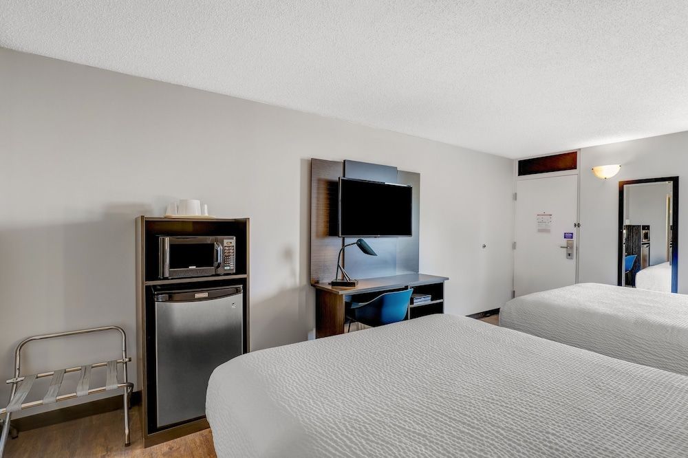 Motel 6 Brooks, AB Deluxe Room, 2 Queen Beds, Non Smoking, Refrigerator & Microwave 6