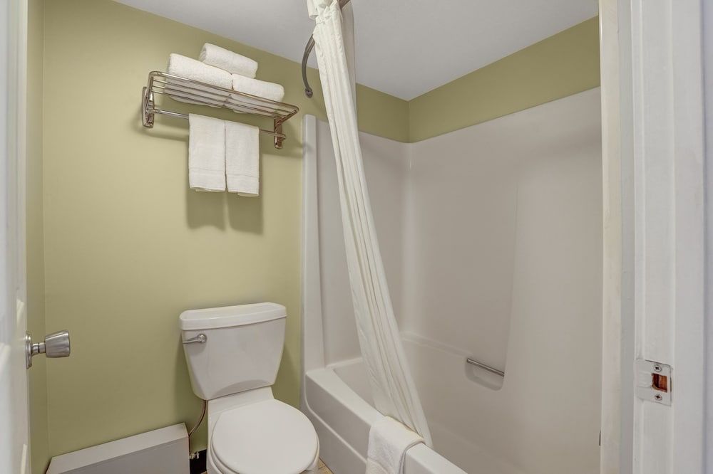 Motel 6 Brooks, AB Deluxe Room, 2 Queen Beds, Non Smoking, Refrigerator & Microwave 15