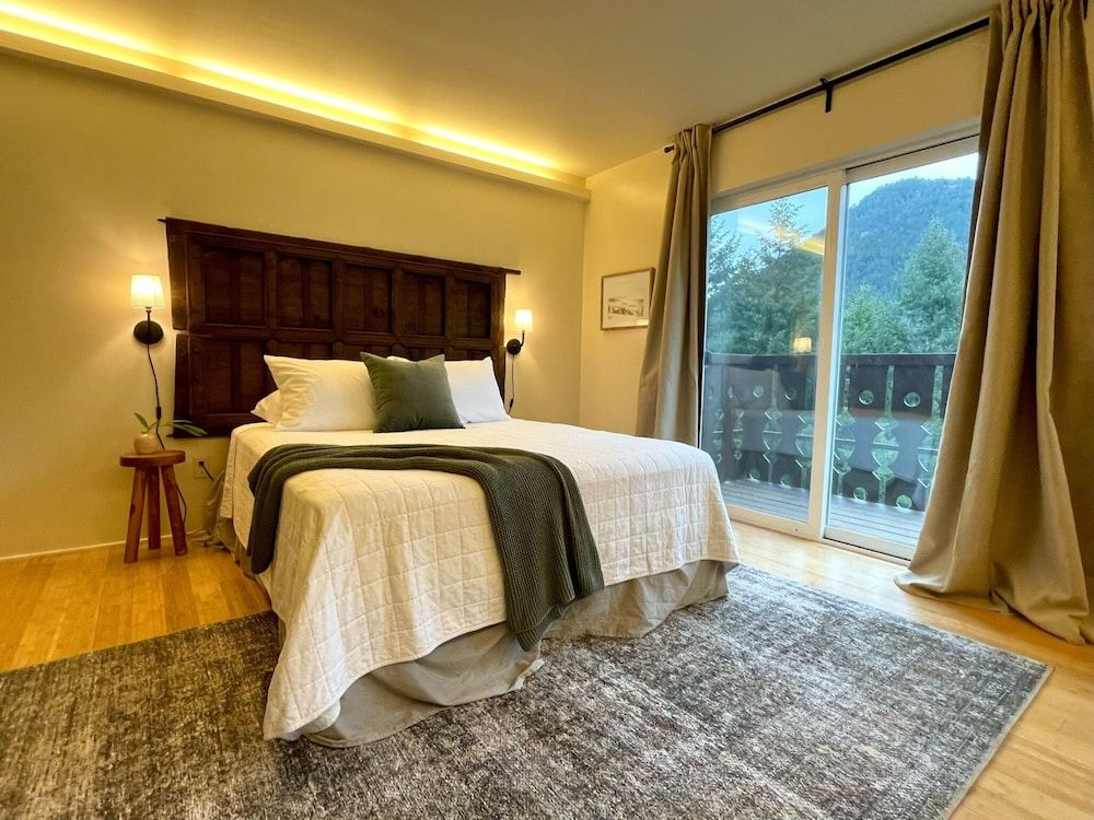 Terra Vista Chalet Comfort Room, 1 Queen Bed, Fireplace, Mountain View 6