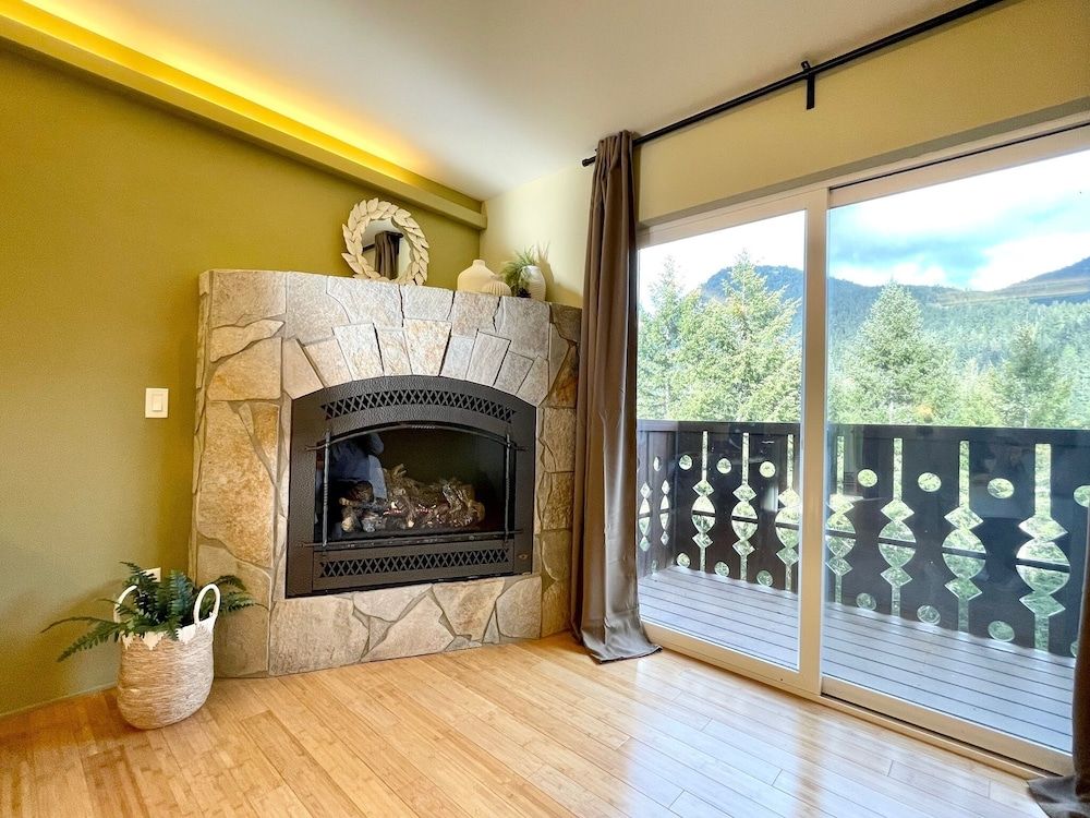 Terra Vista Chalet Deluxe Room, 1 Queen Bed, Mountain View 4