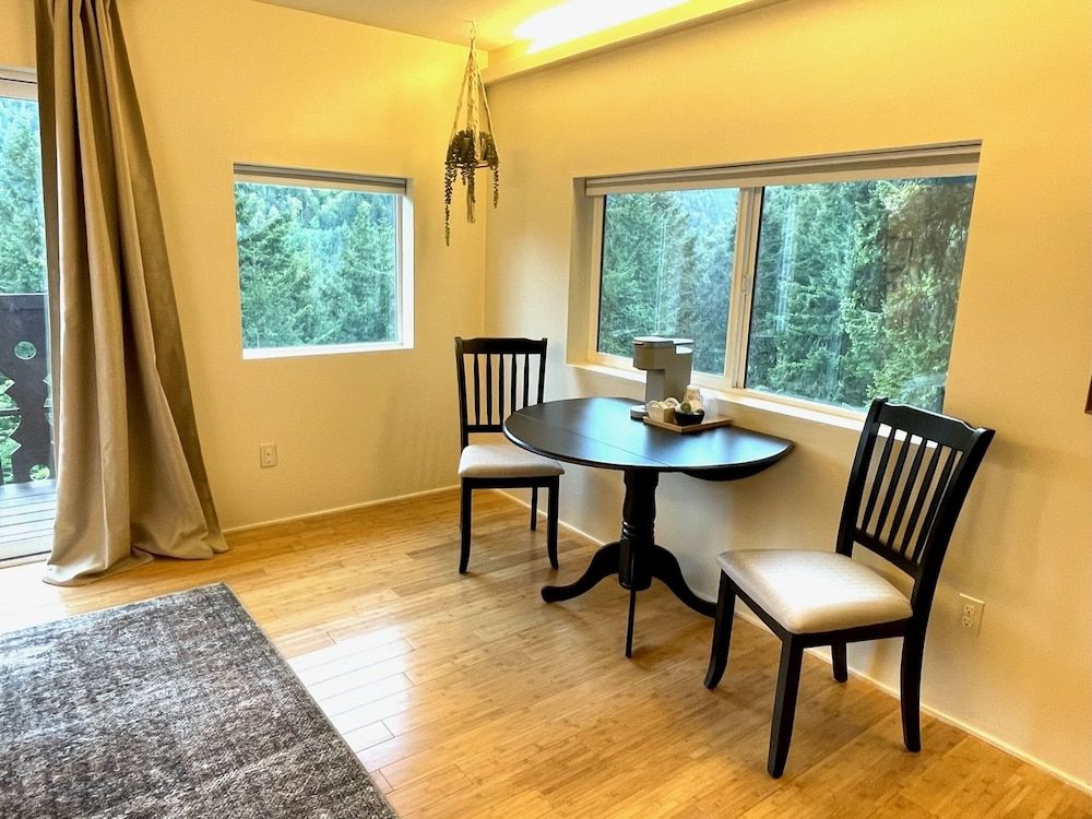 Terra Vista Chalet Comfort Room, 1 Queen Bed, Fireplace, Mountain View 11