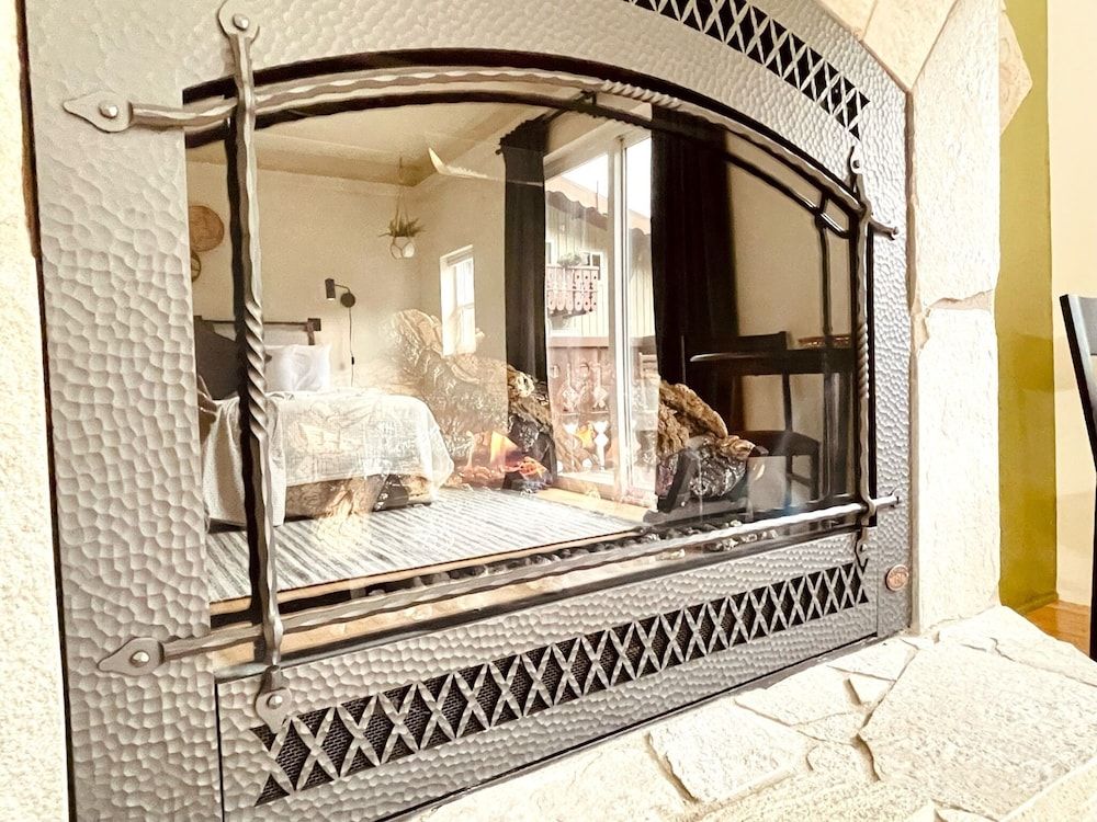 Terra Vista Chalet Standard Room, 1 King Bed, Fireplace 3