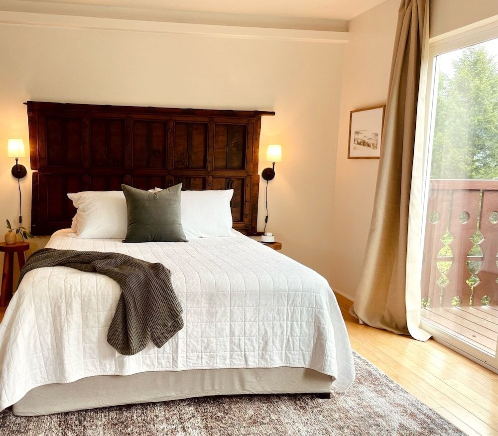 Terra Vista Chalet Comfort Room, 1 Queen Bed, Fireplace, Mountain View 3