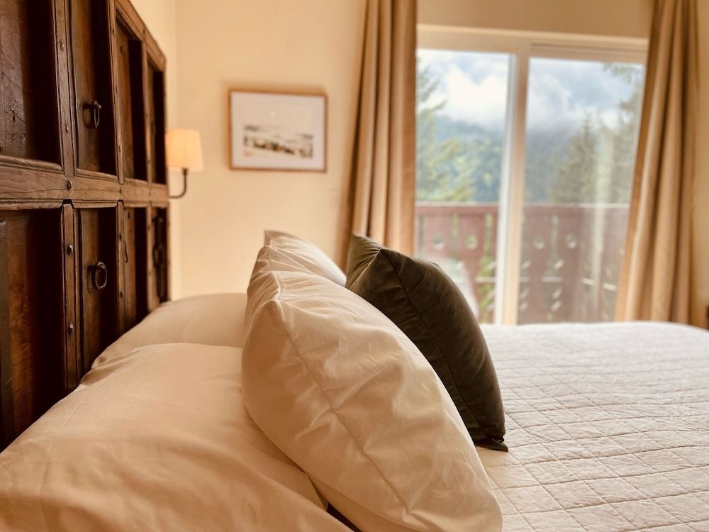 Terra Vista Chalet Comfort Room, 1 Queen Bed, Fireplace, Mountain View 5
