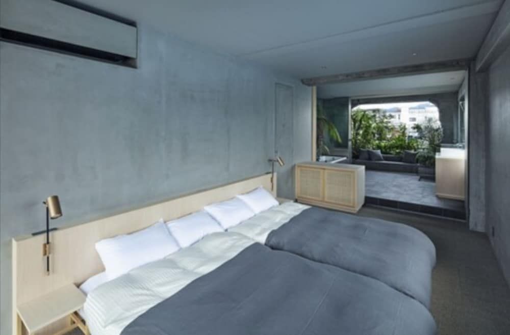Room (301)