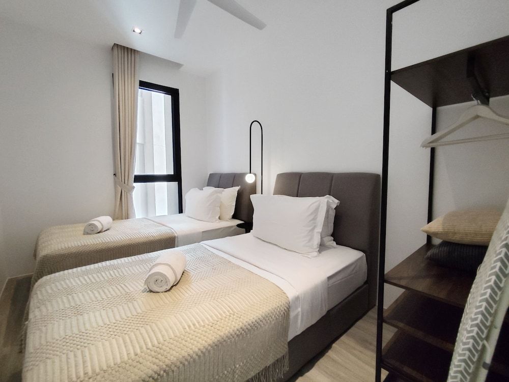 Lumi Tropicana Deluxe Condo, 3 Bedrooms 2