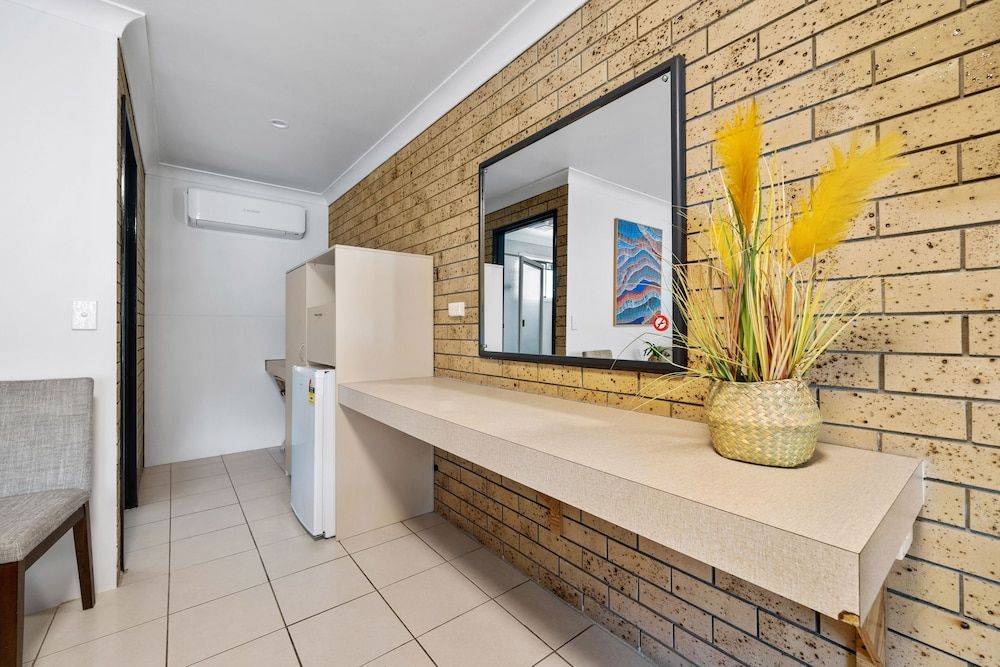 Esk Caravan Park & Motel Motel Room, 1 Queen, 2 Single 3