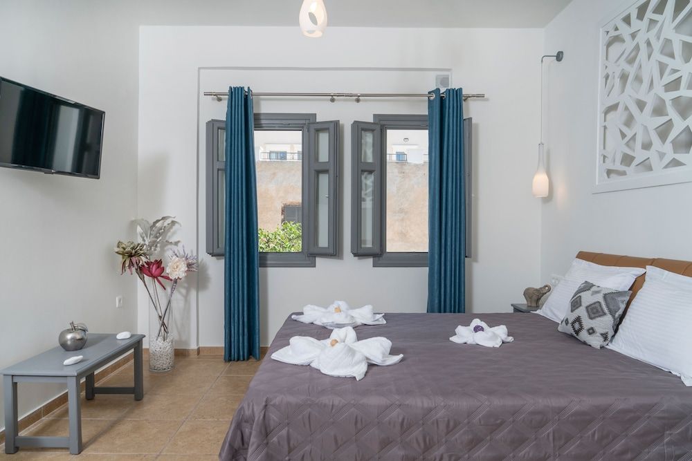 Ladas Pyrgos Elegant Suite with Spa Bath 3