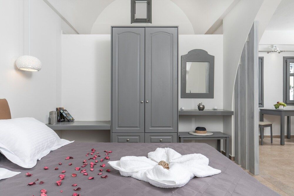 Ladas Pyrgos Top Suite with Outdoor Hot Tub 11