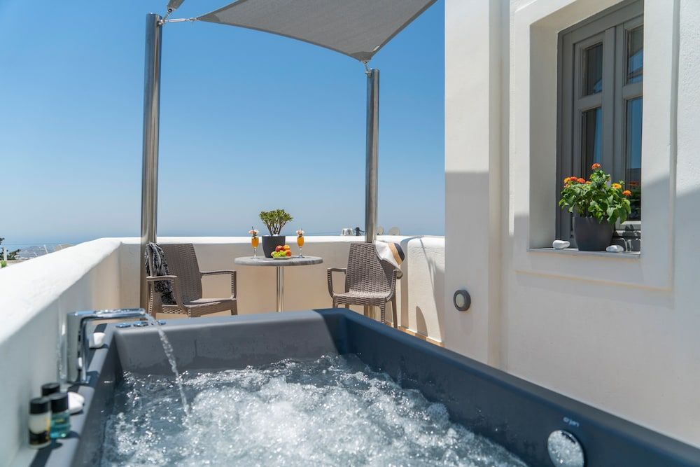 Ladas Pyrgos Top Suite with Outdoor Hot Tub 8