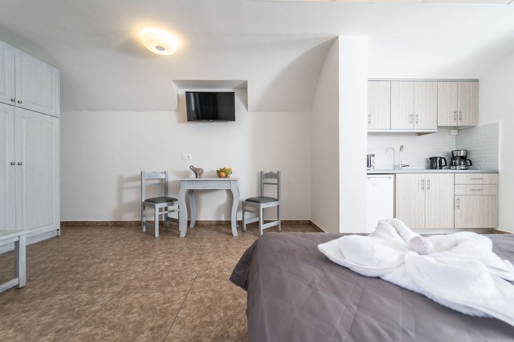 Ladas Pyrgos Enjoy Studio with Spa Bath