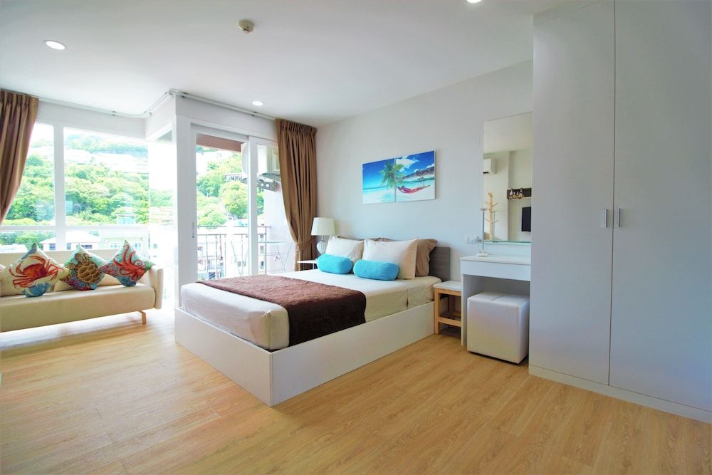 Superior Studio, 1 Queen Bed, Balcony, Mountain View