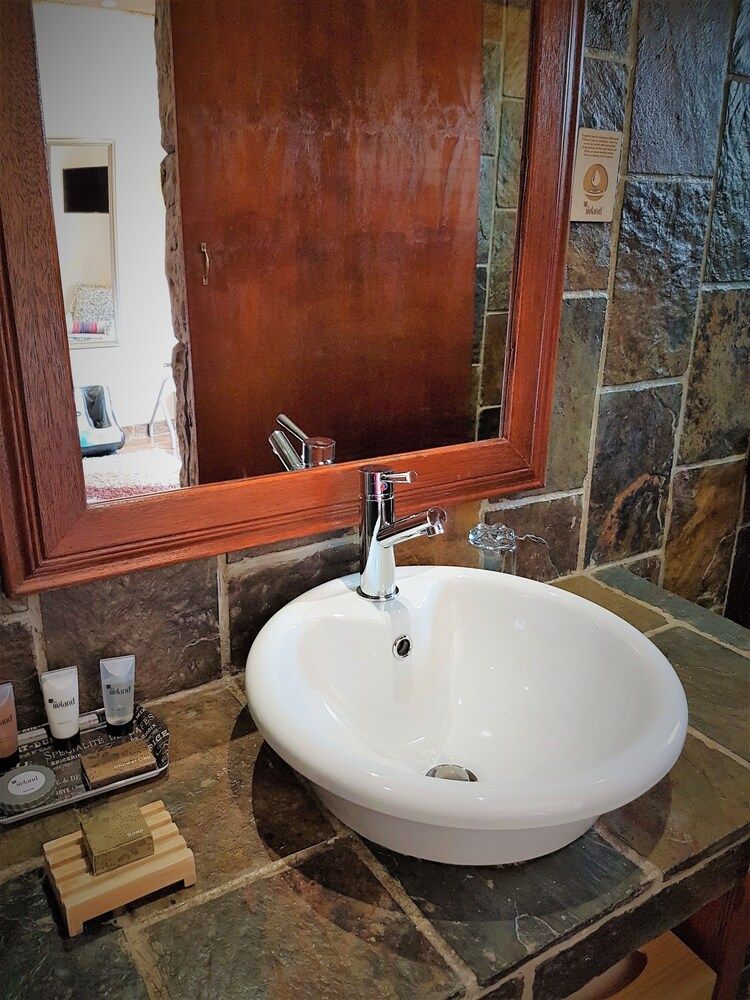 61 On Ireland Basic Double Room 4