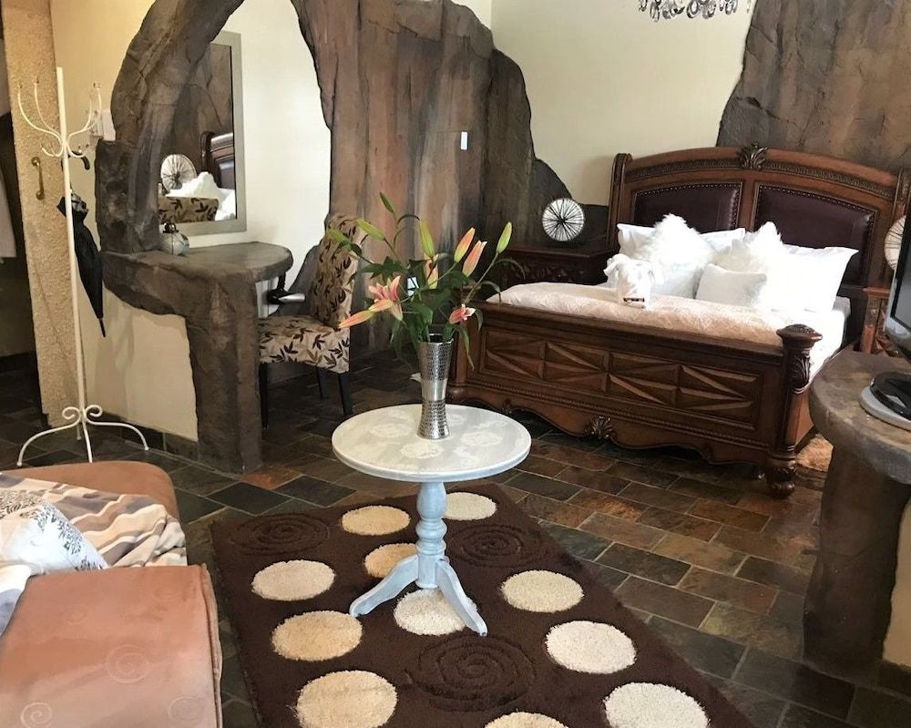 61 On Ireland Deluxe Suite, 1 Queen Bed 3