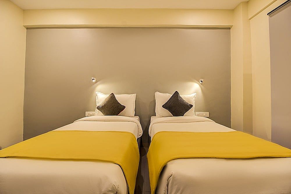 Housemate Hotels Deluxe Twin Room 2
