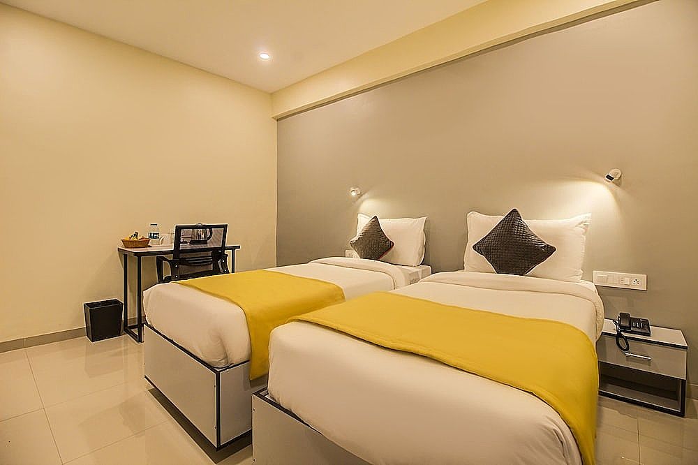 Housemate Hotels Deluxe Twin Room 3
