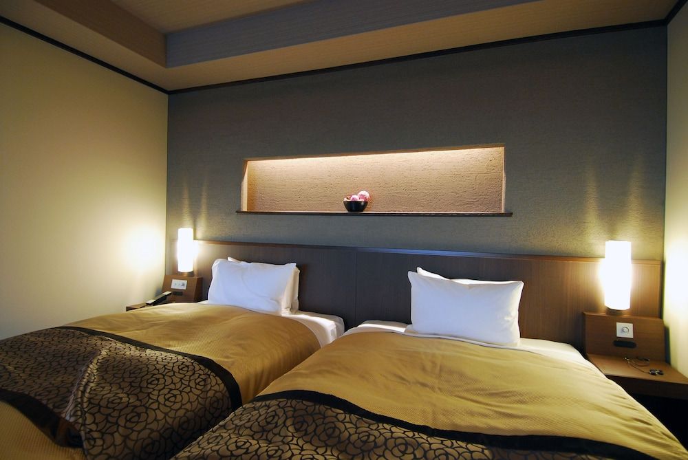202 Suite Japanese and Twin Bed Room with Indoor Silver Hot Springs, Non Smoking