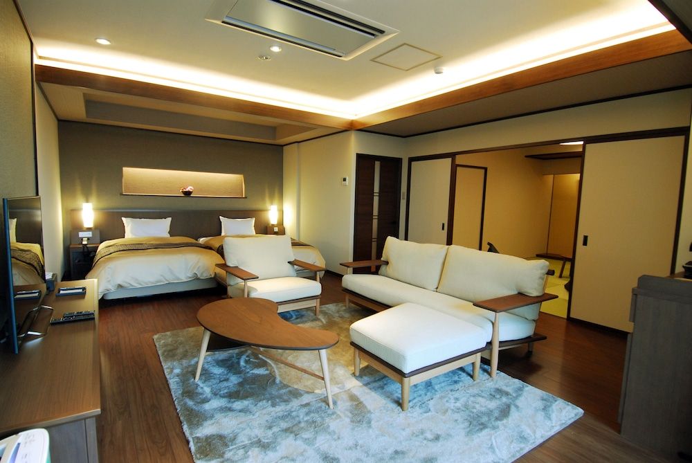 202 Suite Japanese and Twin Bed Room with Indoor Silver Hot Springs, Non Smoking