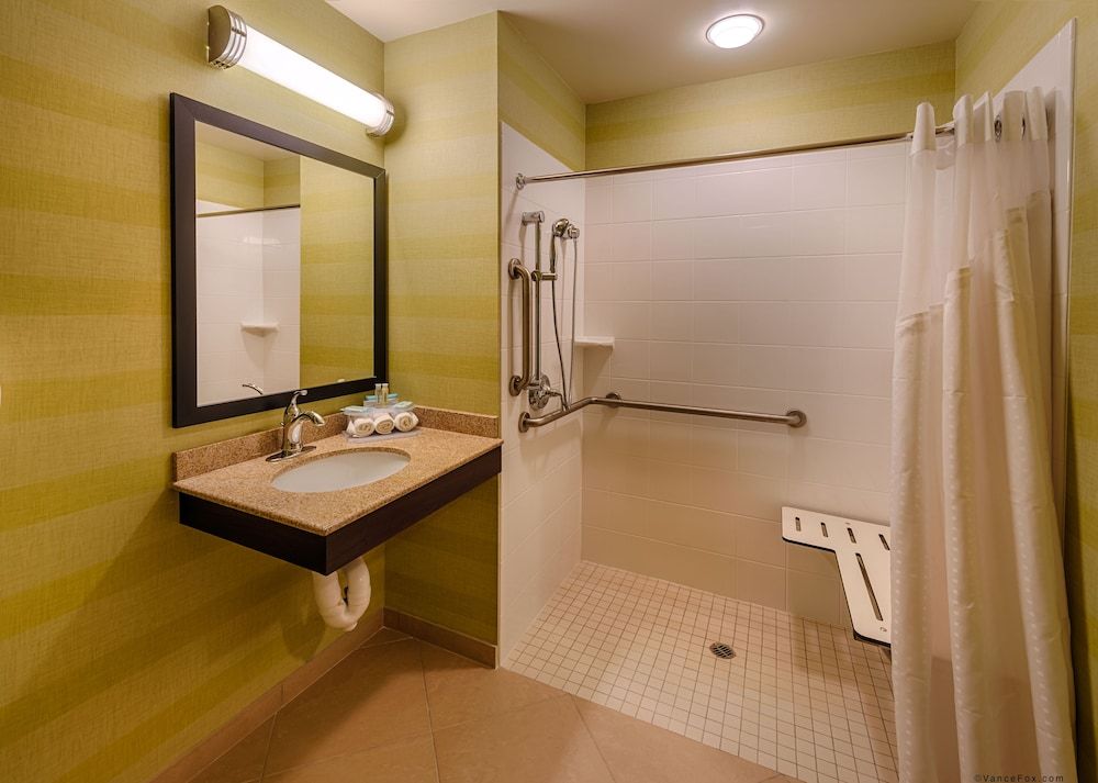 Standard Room, 1 King Bed, Accessible (Communication, Roll-In Shower)