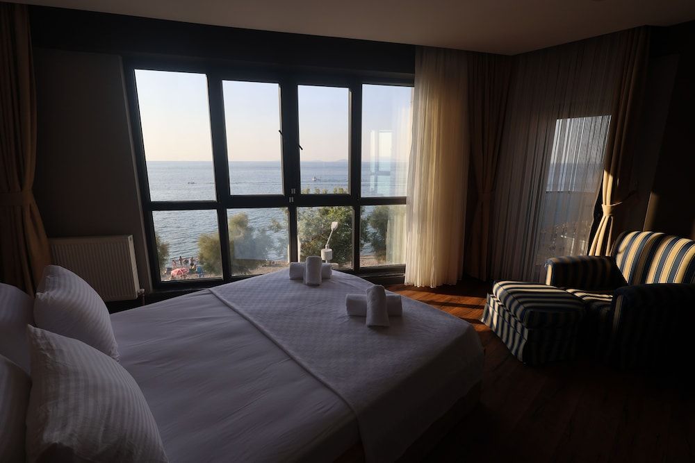 Tasliman Otel Deluxe Quadruple Room 2