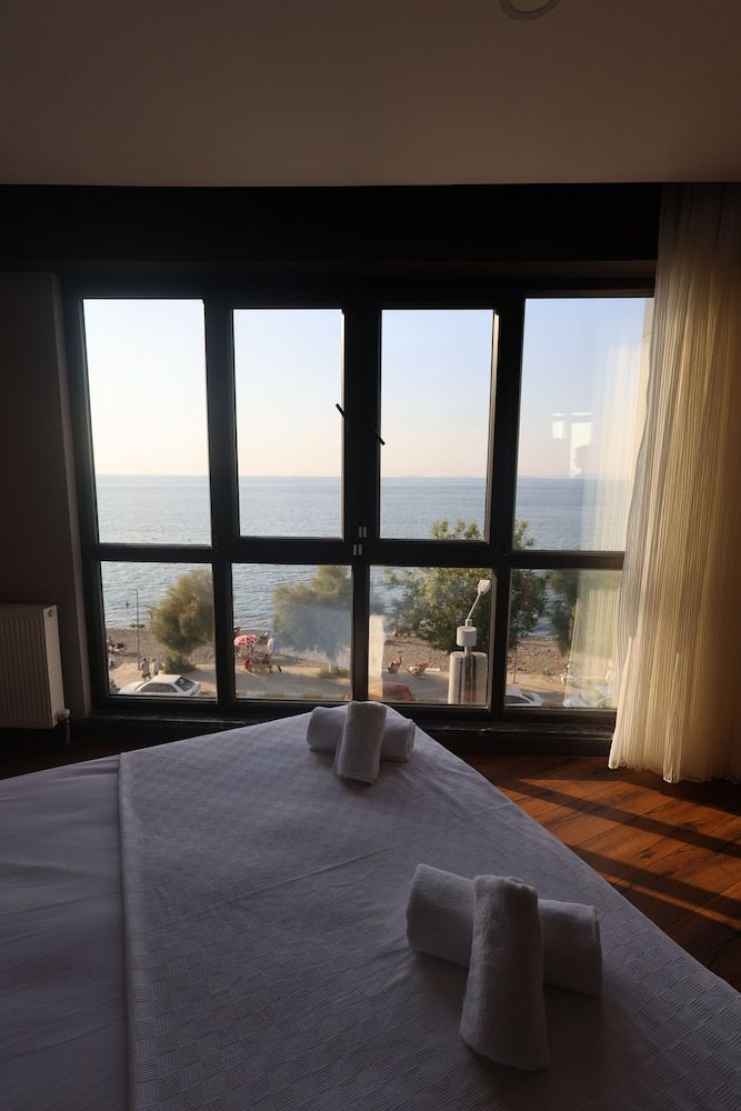 Tasliman Otel Deluxe Quadruple Room 5