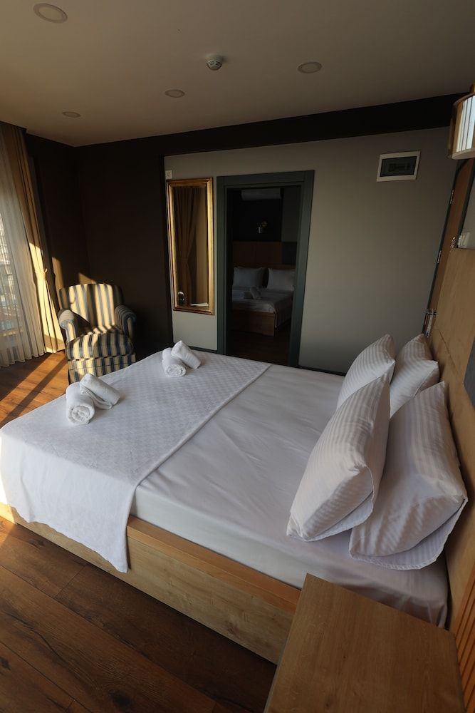 Tasliman Otel Deluxe Quadruple Room 3