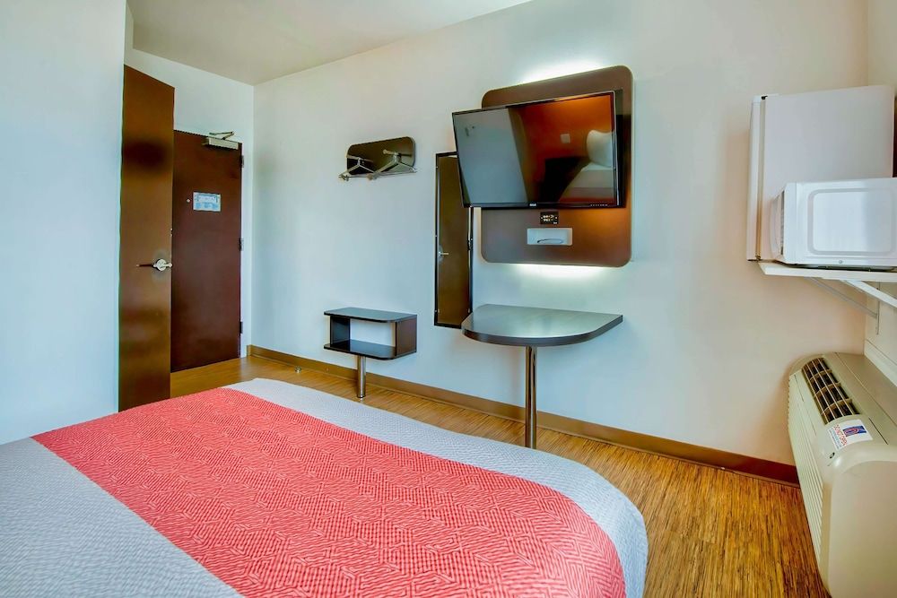 Motel 6 Eagle Pass, TX - Lakeside Standard Room, 1 Queen Bed, Non Smoking 7