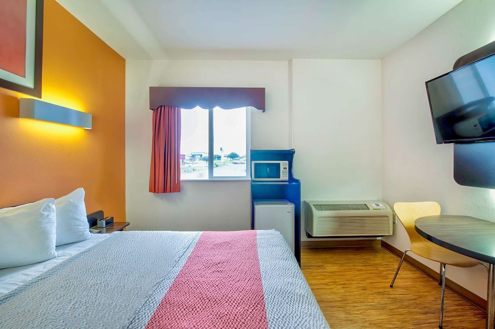 Motel 6 Eagle Pass, TX - Lakeside Standard Room, 1 Queen Bed, Accessible, Non Smoking 3