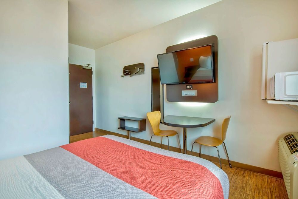 Motel 6 Eagle Pass, TX - Lakeside Standard Room, 1 Queen Bed, Non Smoking 6