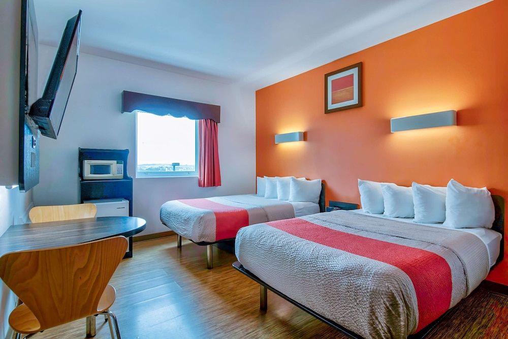 Motel 6 Eagle Pass, TX - Lakeside Standard Quadruple Room, 2 Double Beds, Non Smoking 2