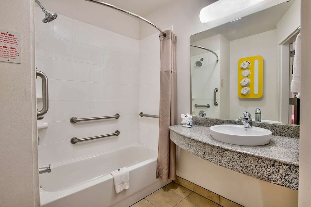 Motel 6 Eagle Pass, TX - Lakeside Standard Room, 1 Queen Bed, Non Smoking 4