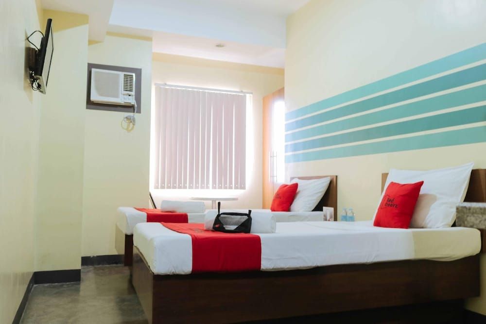 RedDoorz @ MJ Cuenco Avenue Cebu Deluxe Double or Twin Room 2