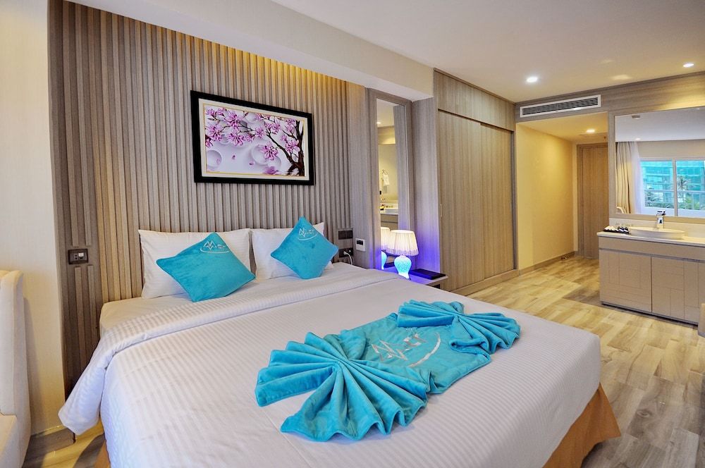 Senior Deluxe Room, City View
