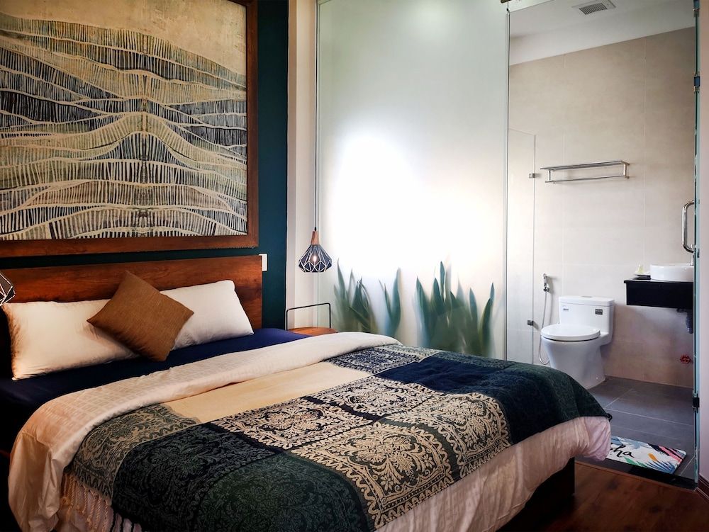 Benzen Boutique Stays Hostel and Apartment Design Double Room, 1 Queen Bed, Patio, River View 4