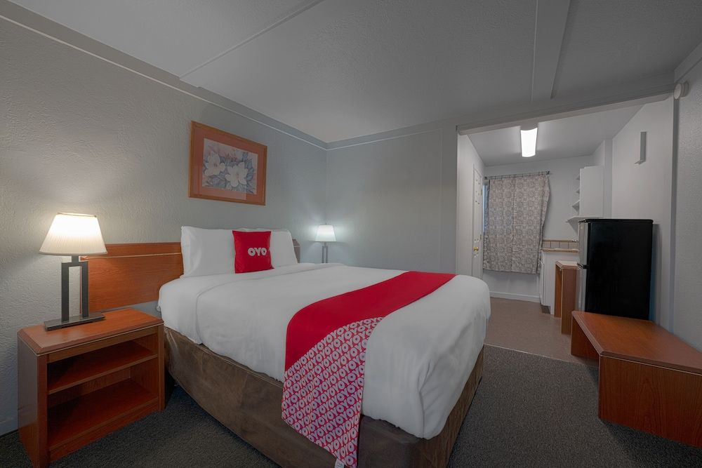 Oyo Hotel Portland Or Near Airport Room, 1 Queen Bed