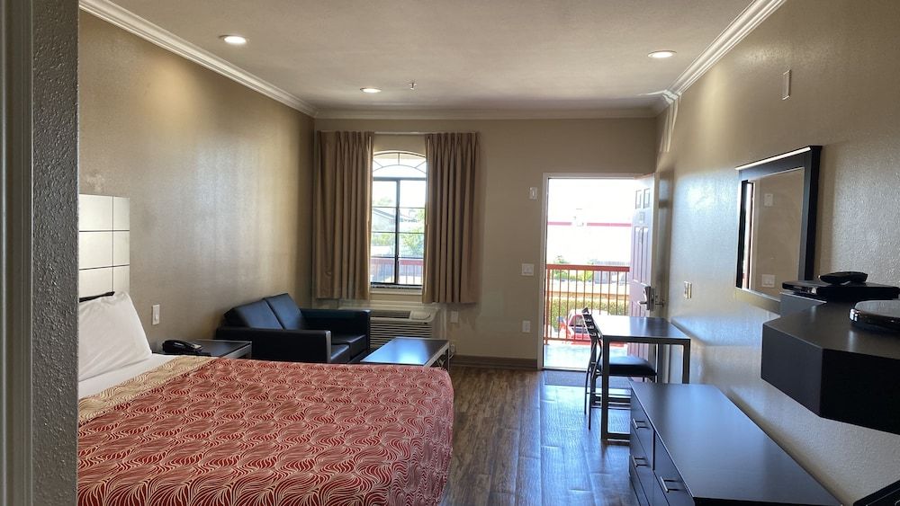 undefined Palace Inn Westheimer 8