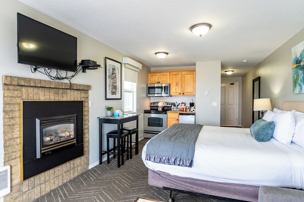 Suite, Oceanfront King with Sofa Bed & Spa