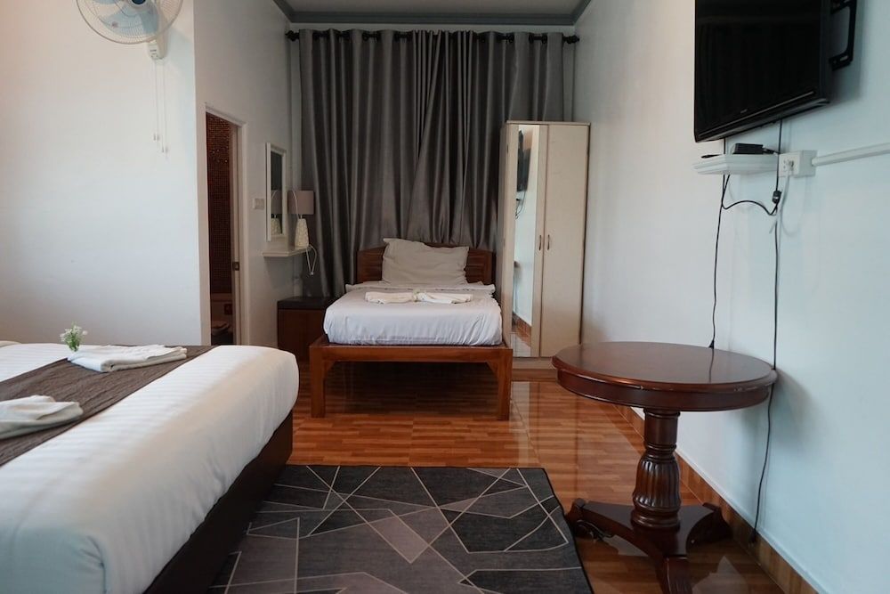 Chaiyai River Front Hotel Deluxe Triple Room 2