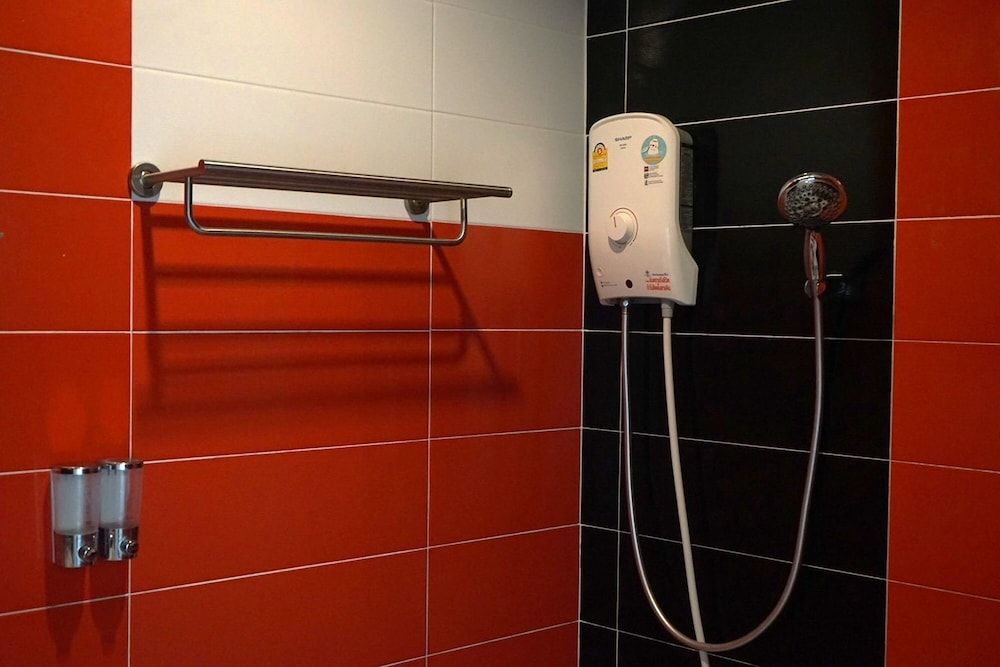 Chaiyai River Front Hotel Deluxe Triple Room 11