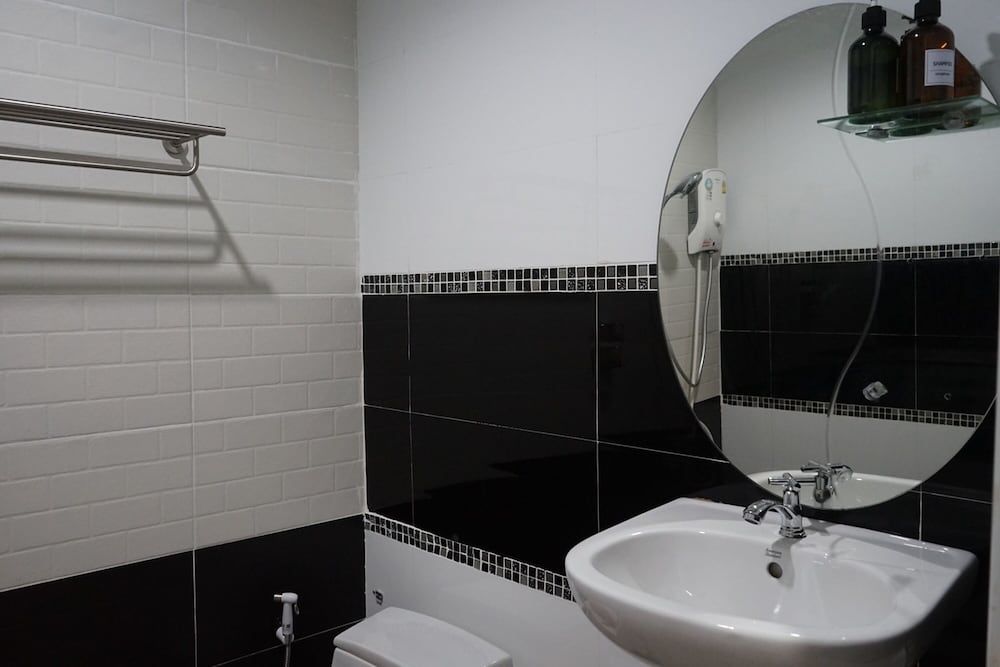 Chaiyai River Front Hotel Deluxe Double Room 9