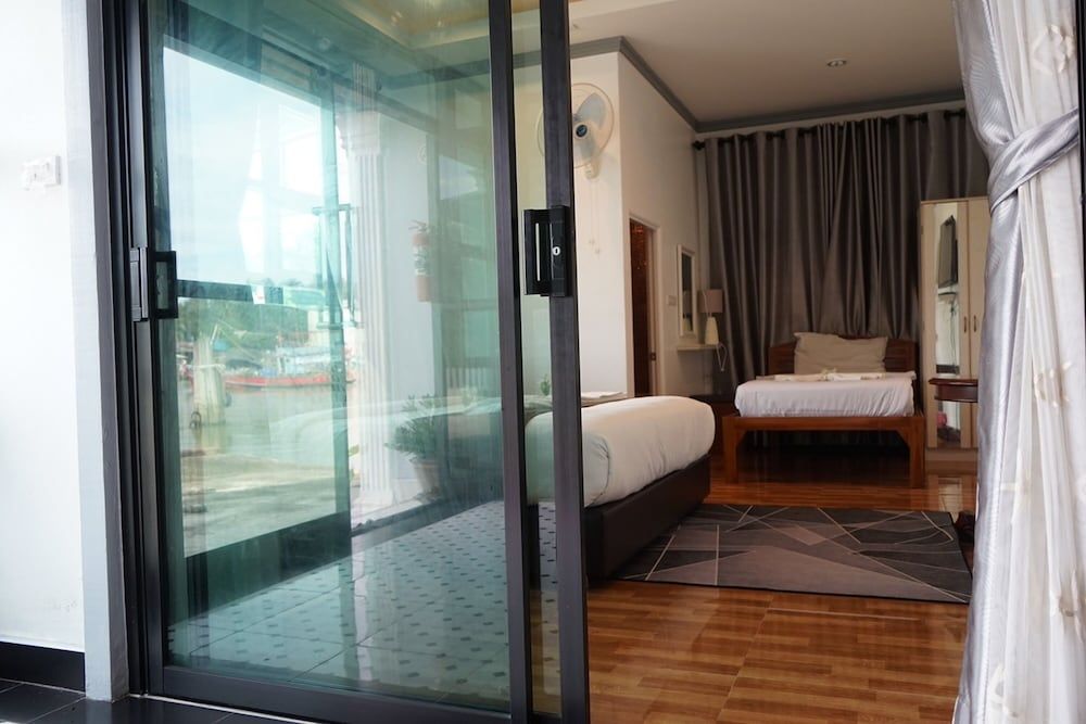 Chaiyai River Front Hotel Deluxe Triple Room 4