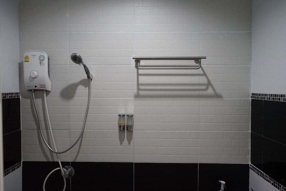 Chaiyai River Front Hotel Deluxe Double Room 11